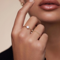 Make-up en gouden sieraden combineren, hoe doe je dat?