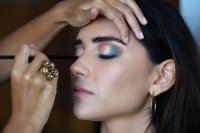 Grijsgroen is de make-up kleur die je nu overal ziet