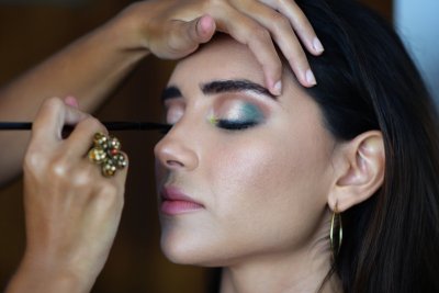 Grijsgroen is de make-up kleur die je nu overal ziet
