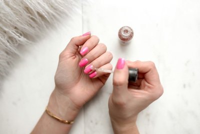 Waarom je binnenkort twee nagellakjes tegelijk gebruikt